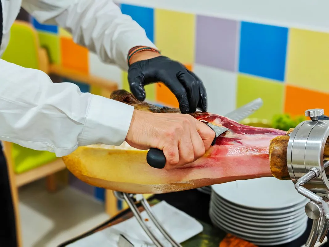 Cortador de jamón para bodas: qué mirar antes de contratar, no solo el precio